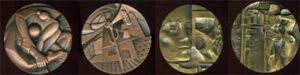 A la izquierda: Medalla “El Hombre y la Vida” (1974), de Francisco Fernández Reolid, Premio Internacional Tomás Francisco Prieto. A la derecha: Medalla “Homenaje a la Vida” (Real Casa de la Moneda, 1983), de Ramiro Sanz Salvador/ Accesit del Premios.