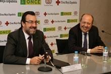(A la izquierda) Miguel Carballeda, presidente de la ONCE y su Fundación y el de Cruz Roja, Juan Manuel Suárez del Toro Rivero.