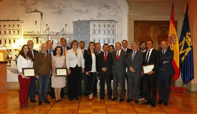Foto de Grupo de los premiados en la VIII Edición de los Premios Editores 2013. (Foto: Jorge Paris)