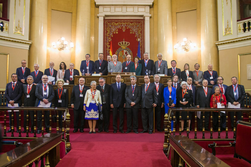 Los galardonados por Unión Profesional, en una foto de grupo en el Senado.