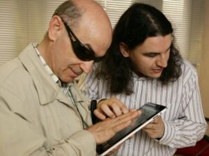 Las personas con discapacidad visual reclaman la accesibilidad bancaria en todos los dispositivos.