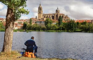 La catedral de Salamanca, flanqueada por el río Tormes.