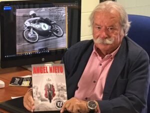 Tomás Diaz-Valdés, con uno de los ejemplares de la biografía de Ángel Nieto.