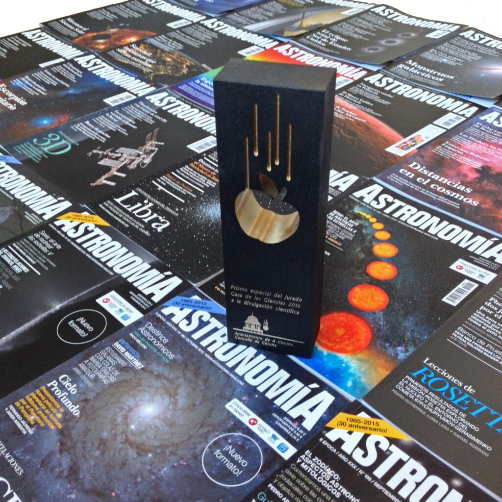 Portadas de la revista Astronomía y el 'Premio a la Divulgación' de los Premios Prisma.