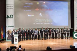 Foto de familia de todos los premiados por Cepyme.