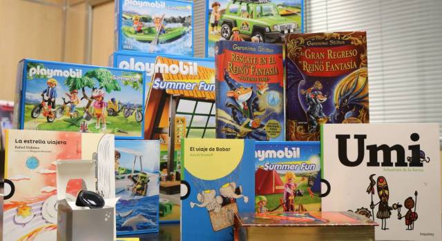 Algunos de los premios para los ganadores del primer concurso infantil de relatos de organizado por 'AutoC'.