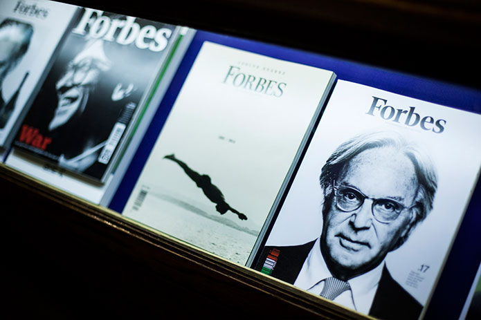 Algunas de las portadas más destacadas de Forbes que se expusieron en el Palacio de la Bolsa.