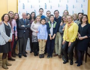 Representantes del PP junto a familias de personas sordas