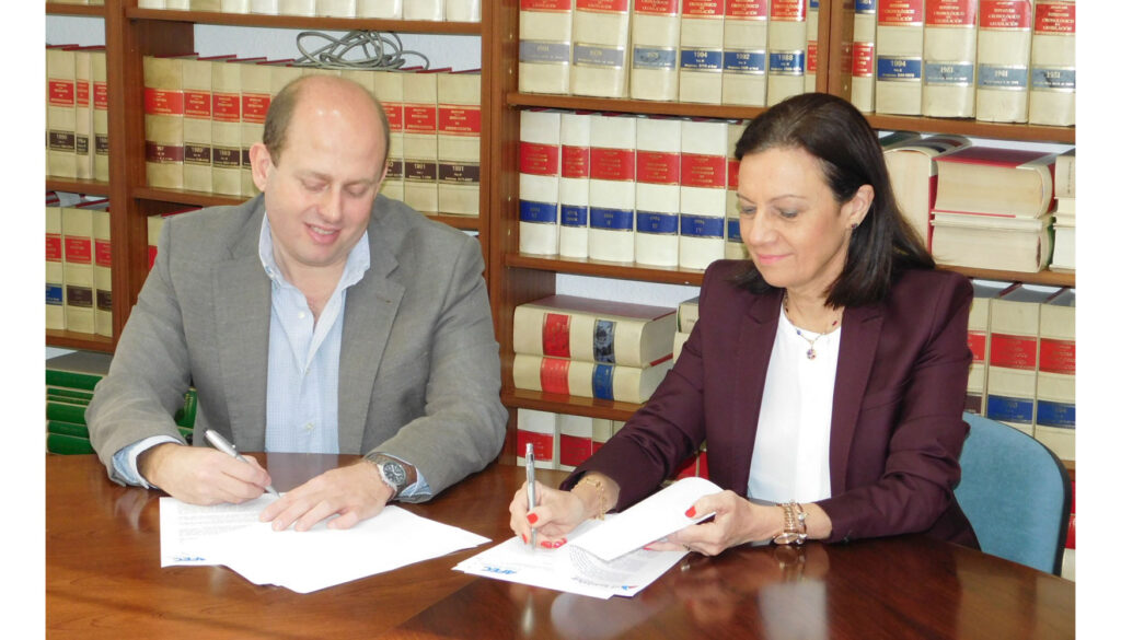 Iñaki García Ocejo, director de Relaciones Institucionales de la revista El Instalador, y Pilar Budí, directora general de Afec, firmando el convenio de colaboración.