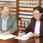 Iñaki García Ocejo, director de Relaciones Institucionales de la revista El Instalador, y Pilar Budí, directora general de Afec, firmando el convenio de colaboración.