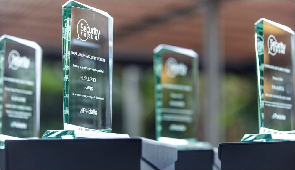 Trofeo conmemorativo de los Premios Security Forum.