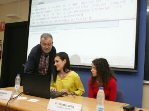 Dos alumnas ciegas probando EDICO.