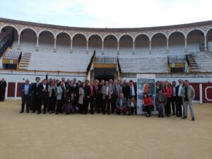 Foto de familia en la plaza de toros de Antequera.