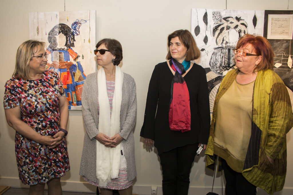 Luz Galván, a la derecha de la imagen, juto a miembros de la ONCE, durante la inauguración de su exposición en el Museo Tiflológico