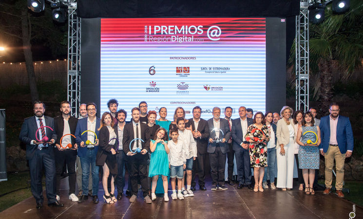 Foto de familia de los galardonados en la I Edición de los Premios @.