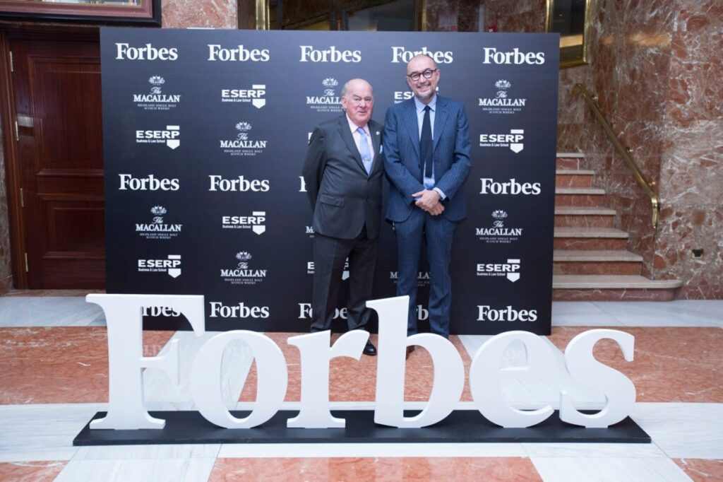 Andrés Rodríguez, editor y director de Forbes junto al premiado de Honor, Juan Antonio Sagardoy.