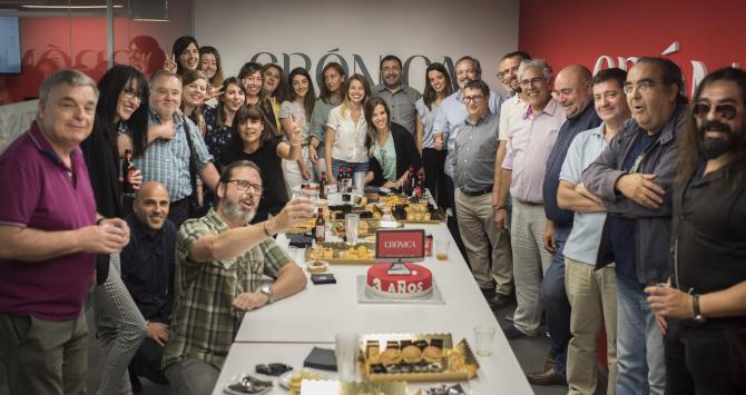 El equipo de Crónica Global celebrando el tercer aniversario del digital.
