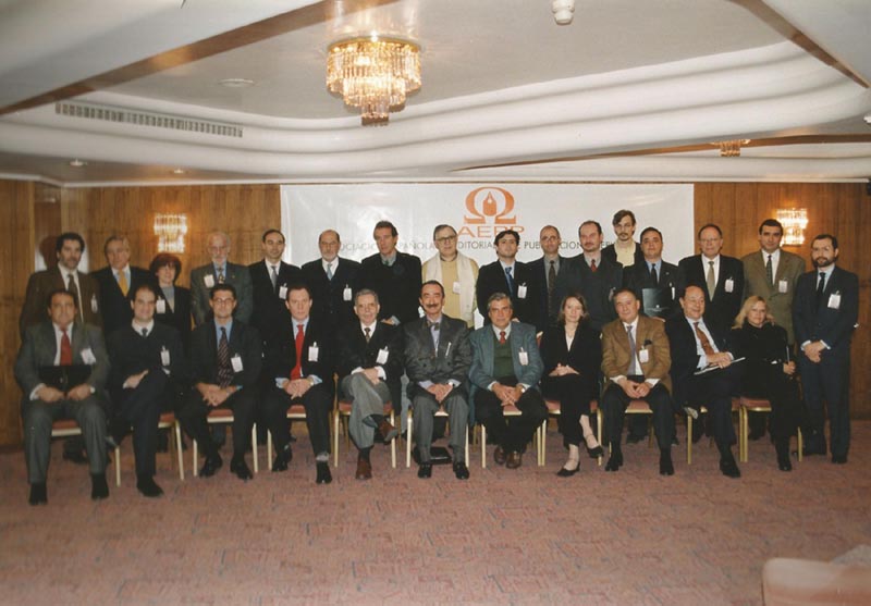 Fotografía que recoge al grupo de editores que constituyeron la AEEPP, en el acto fundacional celebrado en el hotel Cuzco de Madrid, el 20 de enero del año 2000.