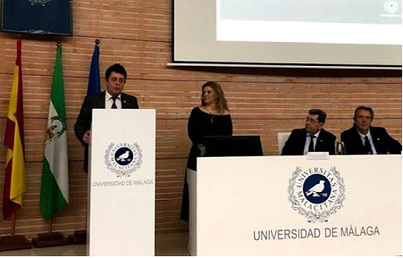 Intervención del editor Eugenio de Quesada, ante los Vicerrectores de la Universidad de Málaga y el Decano de la Facultad de Turismo, en el paraninfo de la Universidad.