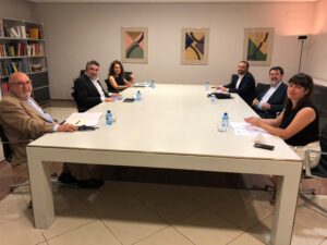 Momento de la reunión mantenida con el ministro de Cultura que estuvo acompañado en la reunión por el secretario general de Cultura, Javier García, y la directora general del Libro y Fomento de la lectura, María José Gálvez.