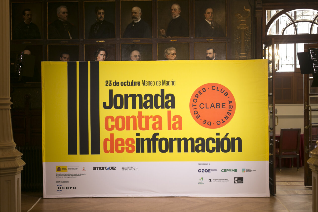 Banner de la jornada contra la desinformación en el Ateneo de Madrid.