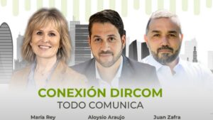 Tres presentadores del pódcast Conexión Dircom discutiendo comunicación y liderazgo.