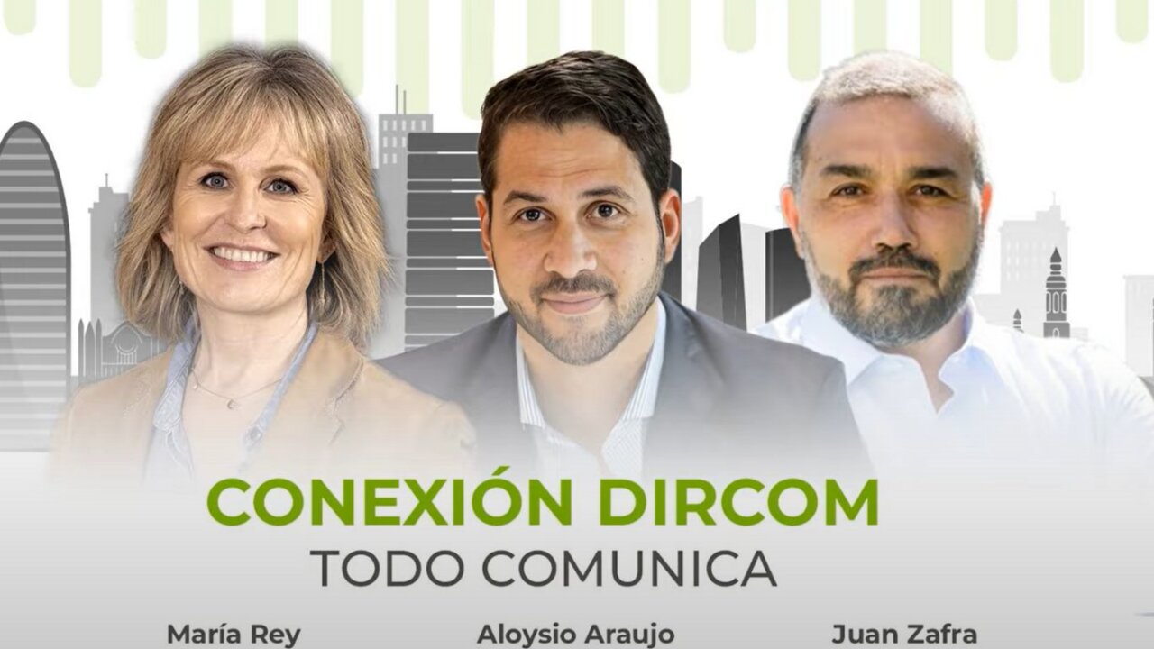 Tres presentadores del pódcast Conexión Dircom discutiendo comunicación y liderazgo.