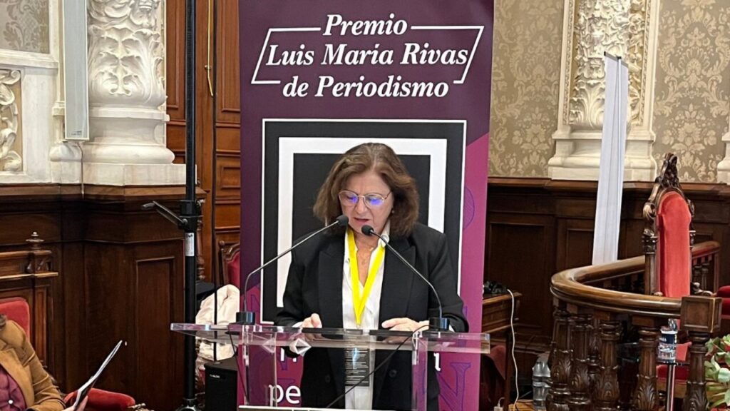 Lucía Méndez recibiendo el II Premio Luis María Rivas de Periodismo.