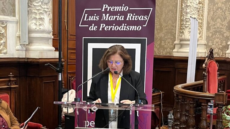 Lucía Méndez recibiendo el II Premio Luis María Rivas de Periodismo.
