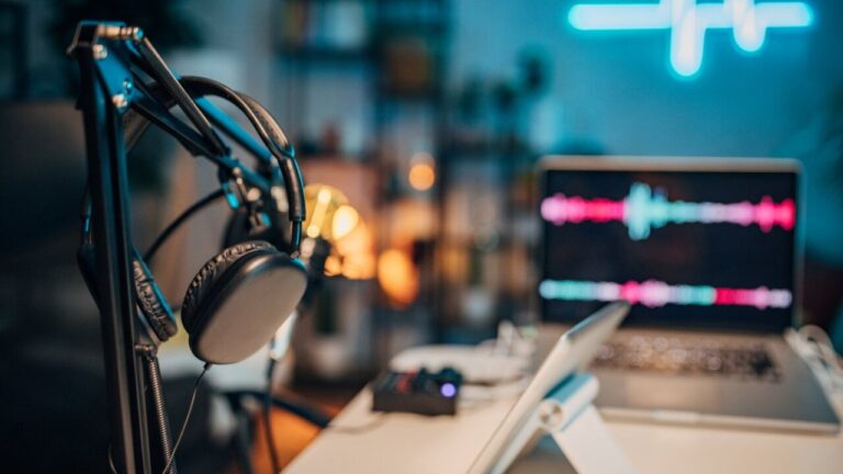 Estudio de grabación de pódcast con auriculares y computadora