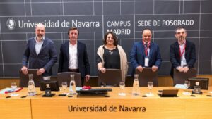 Panel de expertos en la Universidad de Navarra discutiendo sobre periodismo y tecnología.