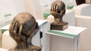 Estatuilla de los Premios CEPYME 2024 en una mesa reservada