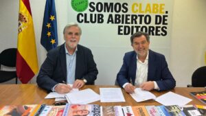 Miguel López-Quesada y Arsenio Escolar firmando un acuerdo en CLABE