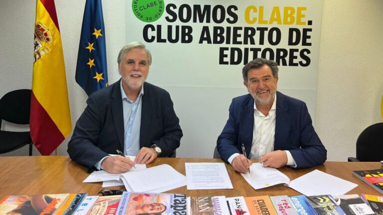 Miguel López-Quesada y Arsenio Escolar firmando un acuerdo en CLABE