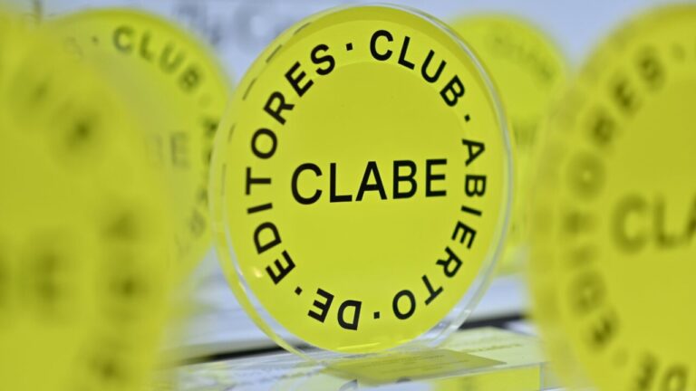Logo del Club Abierto de Editores CLABE en color amarillo