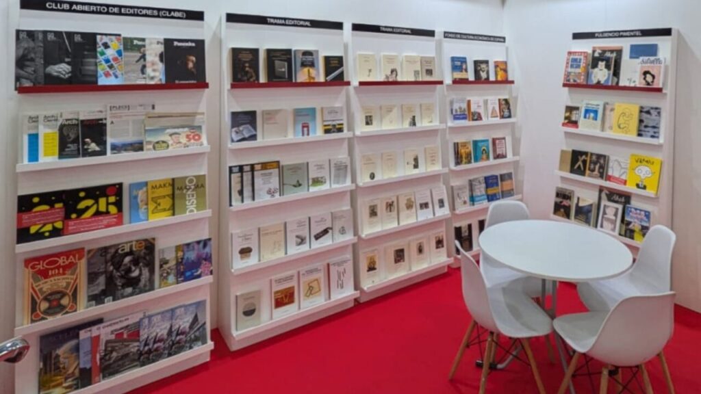 Stand de CLABE en la Feria Internacional del Libro de Guadalajara 2025