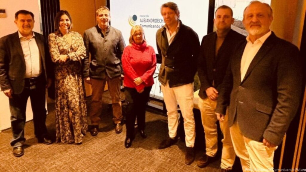 Grupo de personas en evento de Fundación Comunicando Futuro