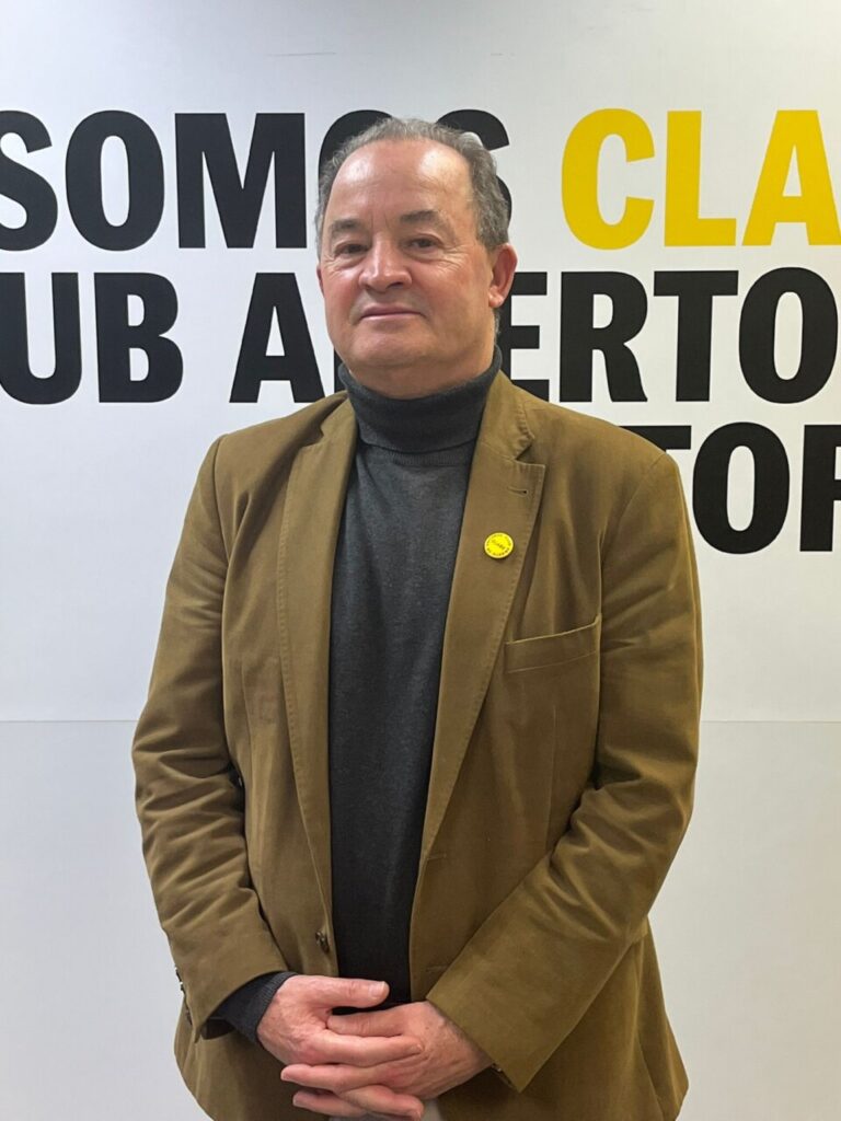 Retrato de Carlos González en el Club Abierto de Editores.