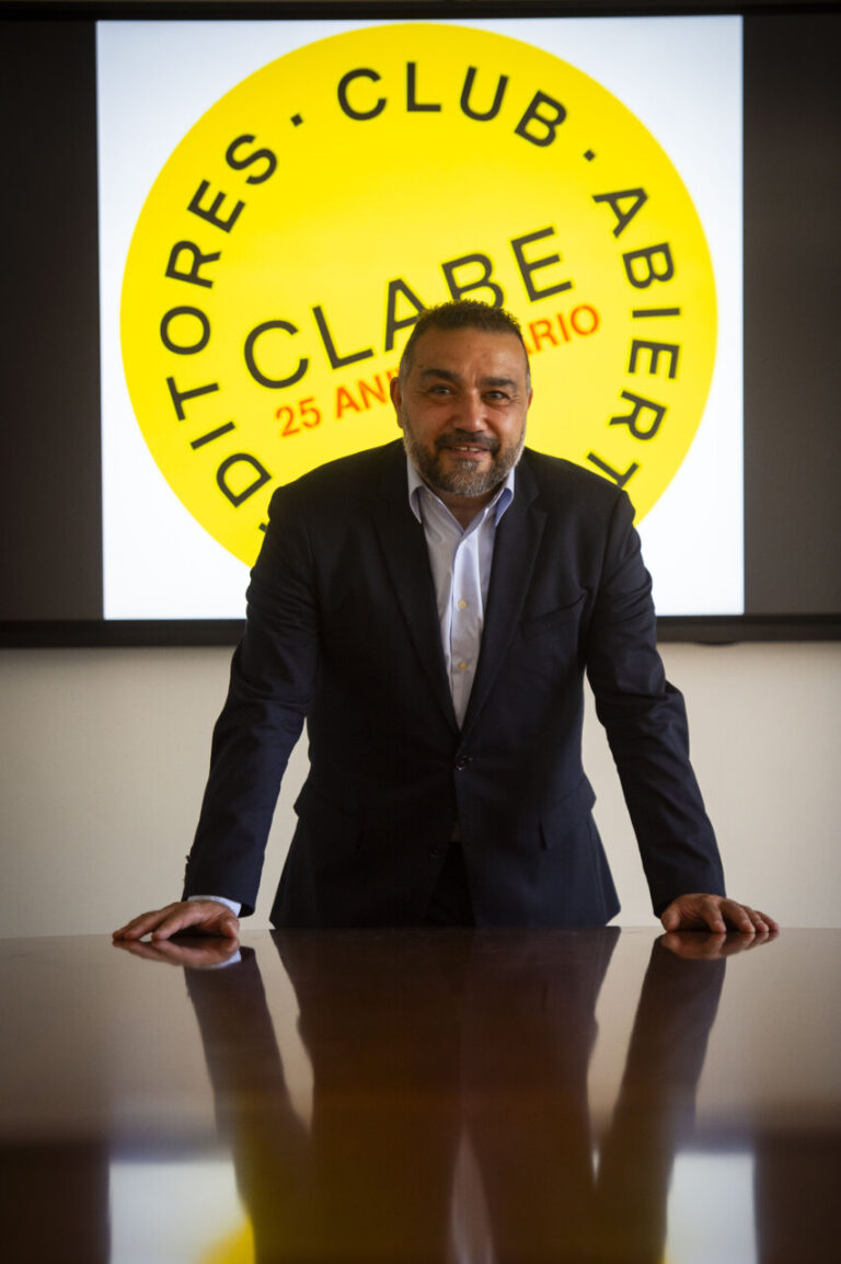 Miembro de la junta directiva del Club Abierto de Editores en reunión