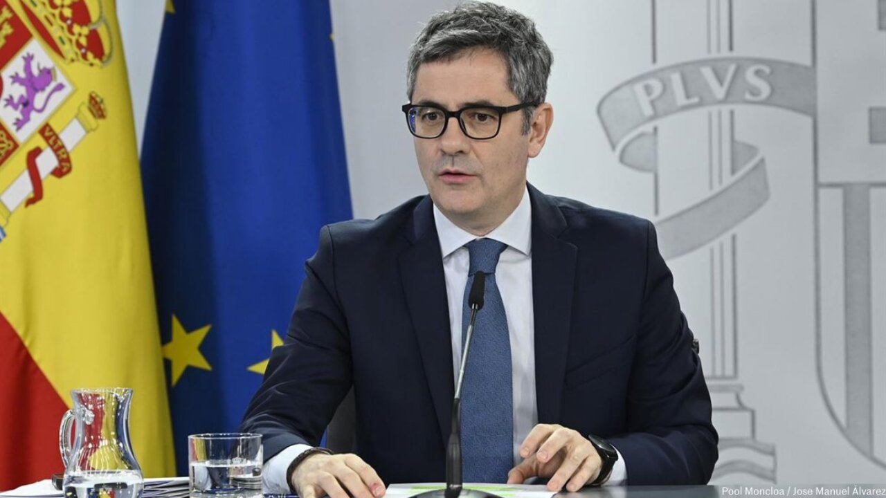 Ministro hablando en conferencia sobre reforma legal en España