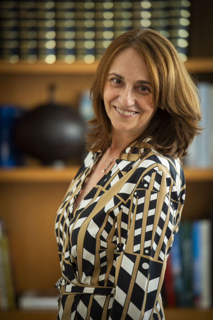 Retrato de Lola Fernández Paniagua en un entorno profesional