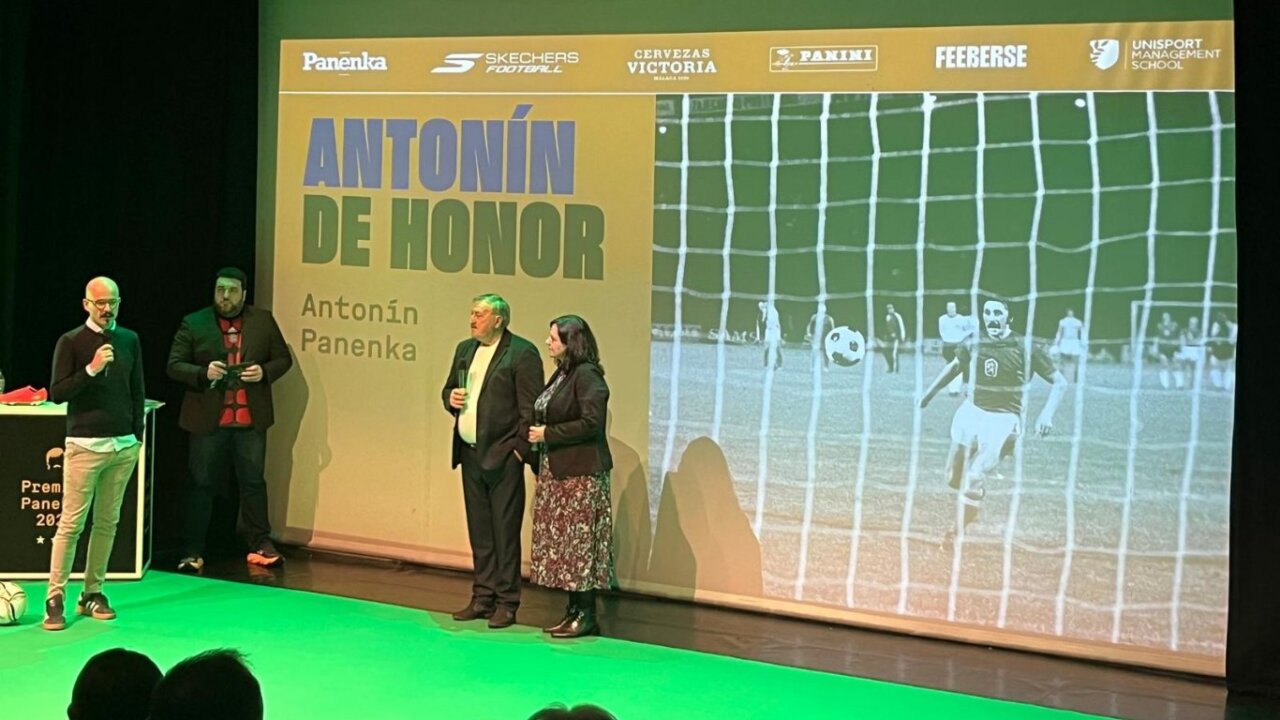 Antonín Panenka recibiendo el Antonín de Honor