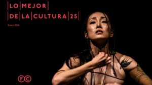 Mujer actuando en un escenario oscuro con expresión intensa