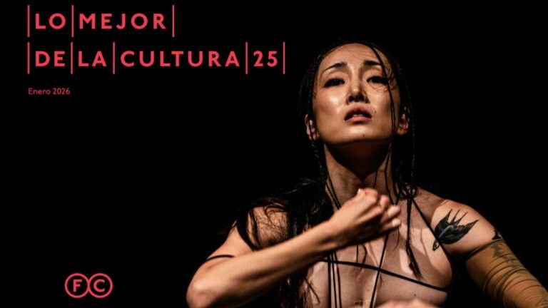 Mujer actuando en un escenario oscuro con expresión intensa