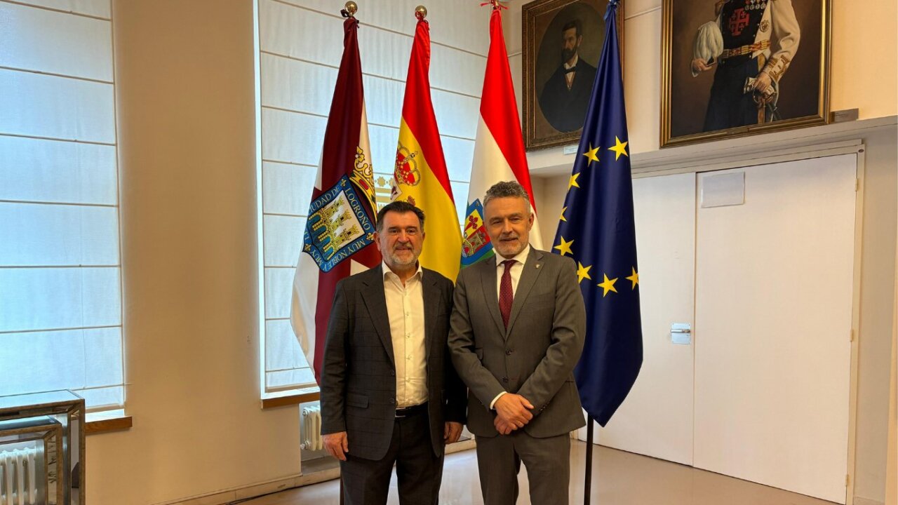 Conrado Escobar y Arsenio Escolar durante su encuentro en el Ayuntamiento de Logroño