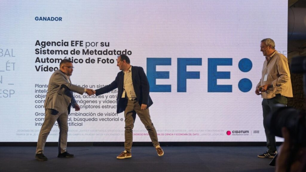 Representantes de la Agencia EFE recibiendo un premio en un evento