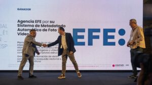 Representantes de la Agencia EFE recibiendo un premio en un evento